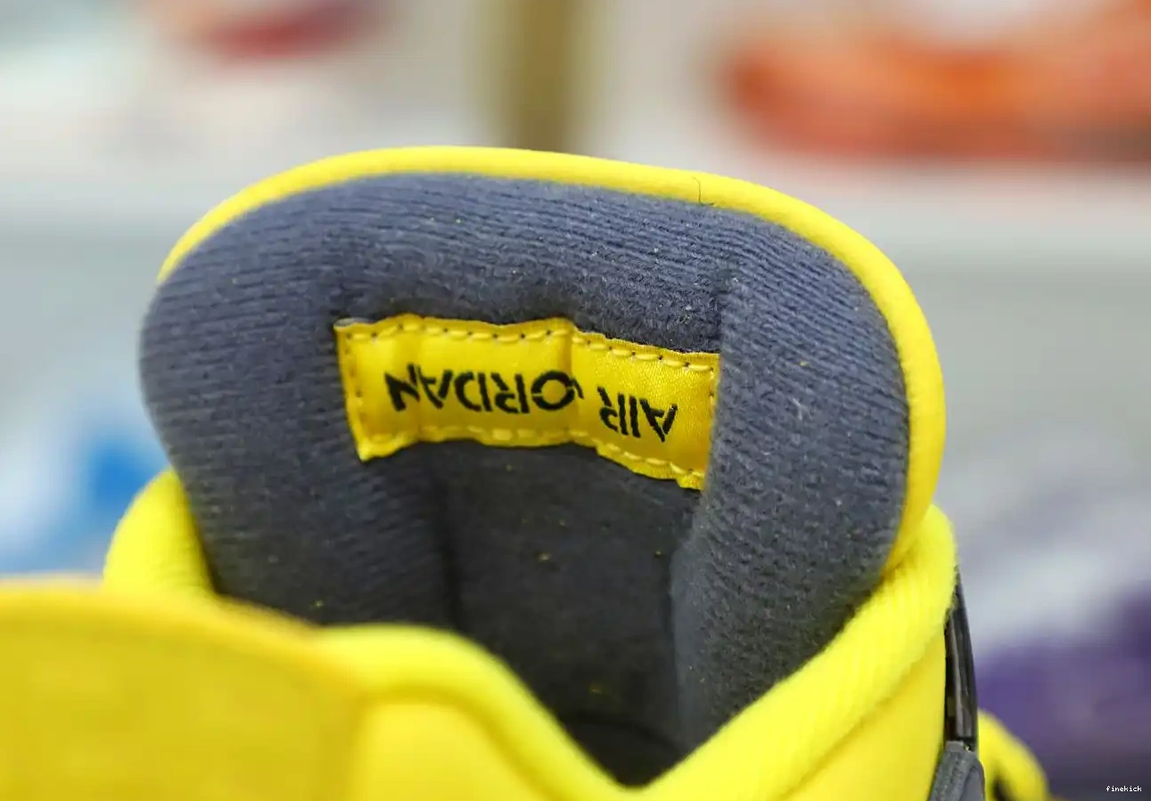 AIR JORDAN 'LIGHTNING' 2021 AIR JORDAN 4 RETRO 0606